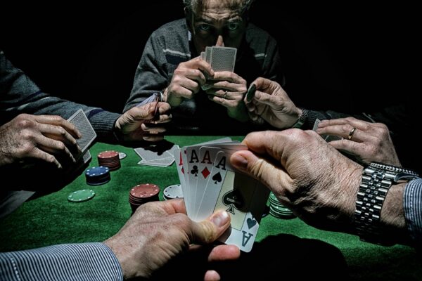 Покерные Руки: Основы и Стратегии для Начинающих Игроков