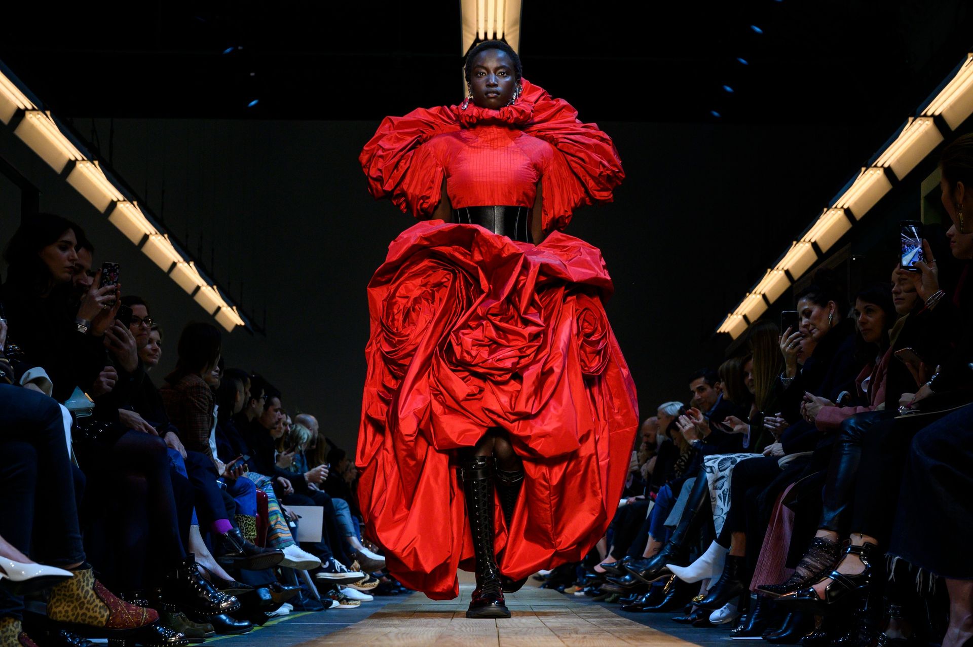 «Alexander McQueen возвращается домой так, как футболу это не удалось»: на этот сезон главным трендом стал сам подиум