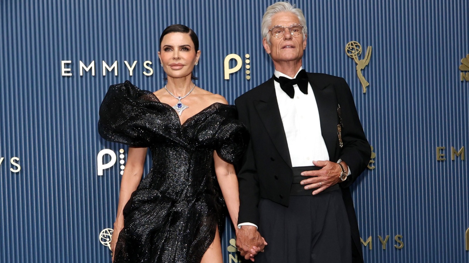 Лиза Ринна и Харри Хамлин смело экспериментировали с образами на «Эмми-2026» в эффектном сладко-остром моменте
